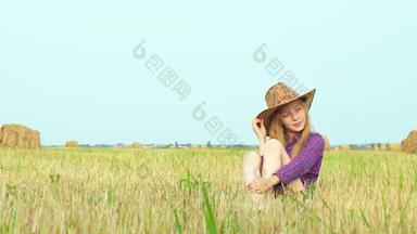 可爱的女孩牛仔他摆姿势照片会话农村场干草堆少年女孩女牛仔摆姿势相机干草堆背景收获场